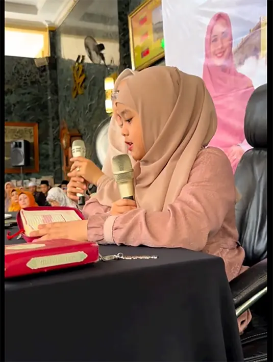 Sang sang ibu mengisi ceramah, Maryam juga mendampingi duduk di sebelahnya. Sebelum acara mulai terlebih dulu ada pembacaan Al-Quran yang dibacakan oleh Maryam, [Instagram/okisetianadewi]