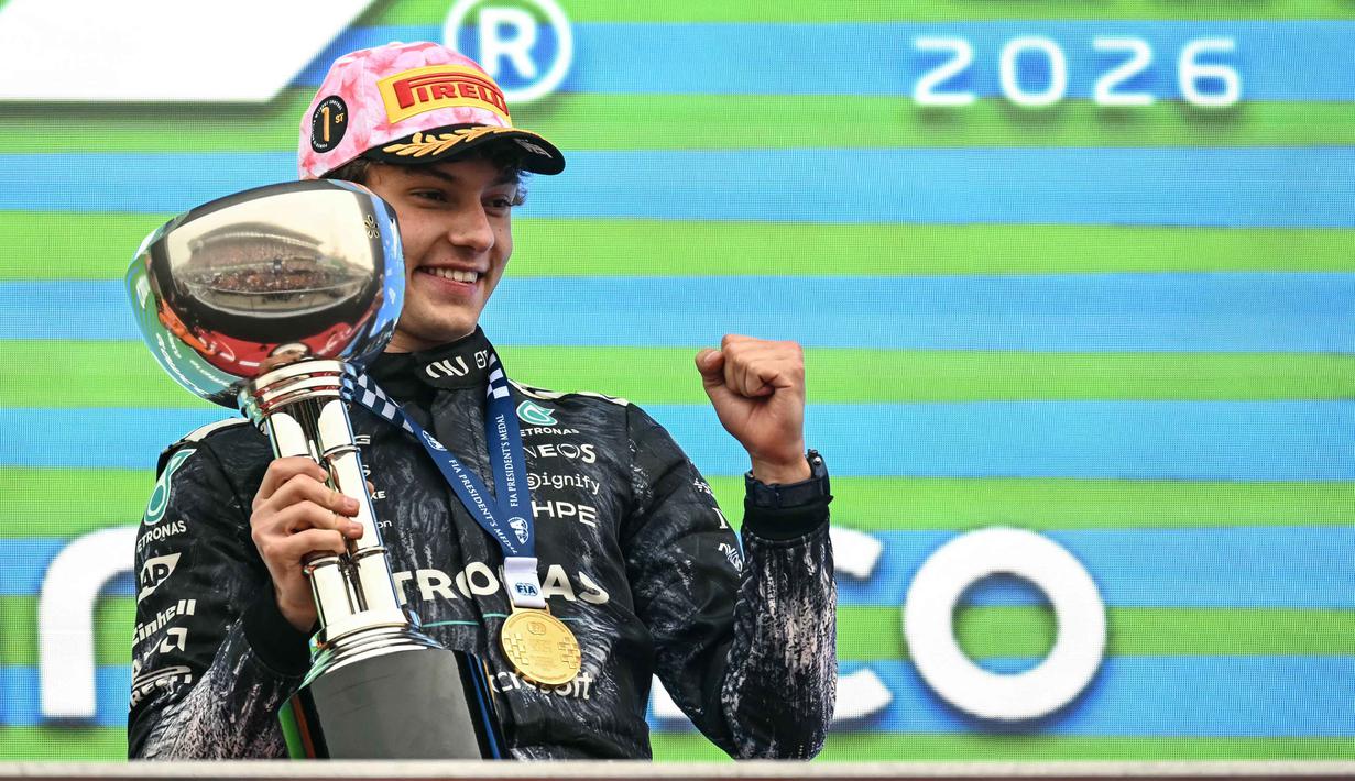 Pembalap Mercedes AMG Petronas asal Italia, Kimi Antonelli, merayakan kemenangannya di podium setelah Grand Prix Formula Satu Jepang di sirkuit Suzuka, prefektur Mie pada Minggu 29 Maret 2026. (Toshifumi KITAMURA/AFP)