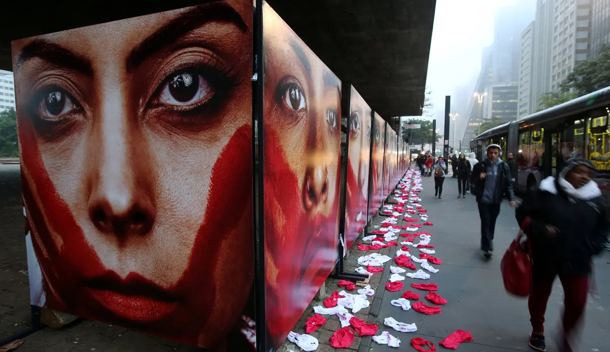  Tampak foto wanita dengan wajah bercat merah terpampang di Sao Paulo Art Museum, Brasil , 10 Juni 2016. Foto hasil jepretan fotografer Brasil Marcio Freitas ini merupakan sindiran bagi kejahatan dan kekerasan kepada perempuan. (REUTERS / Paulo Whitaker)