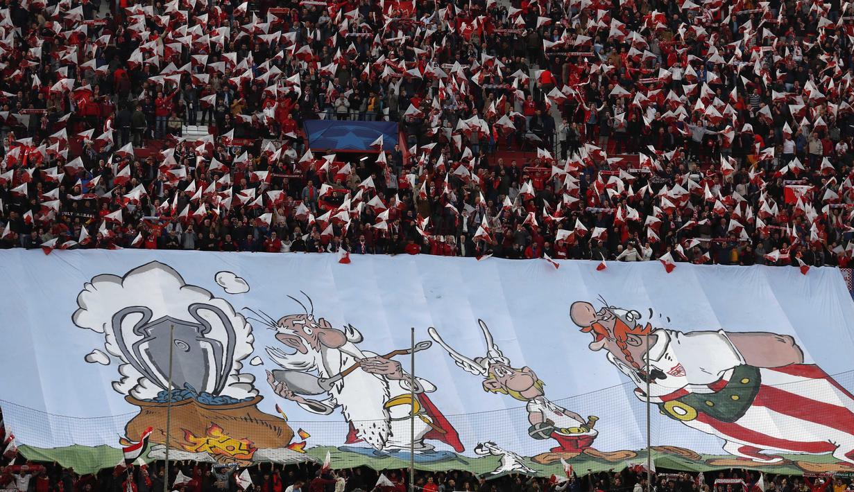 Suporter Sevilla membentangkan banner Asterix dan Obelix saat mendukung timnya melawan Bayern Munchen pada leg pertama Liga Champions di Sanchez Pizjuan stadium, Seville, (3/4/2018) waktu setempat. Beyern menang 2-1. (AP/Miguel Morenatti)