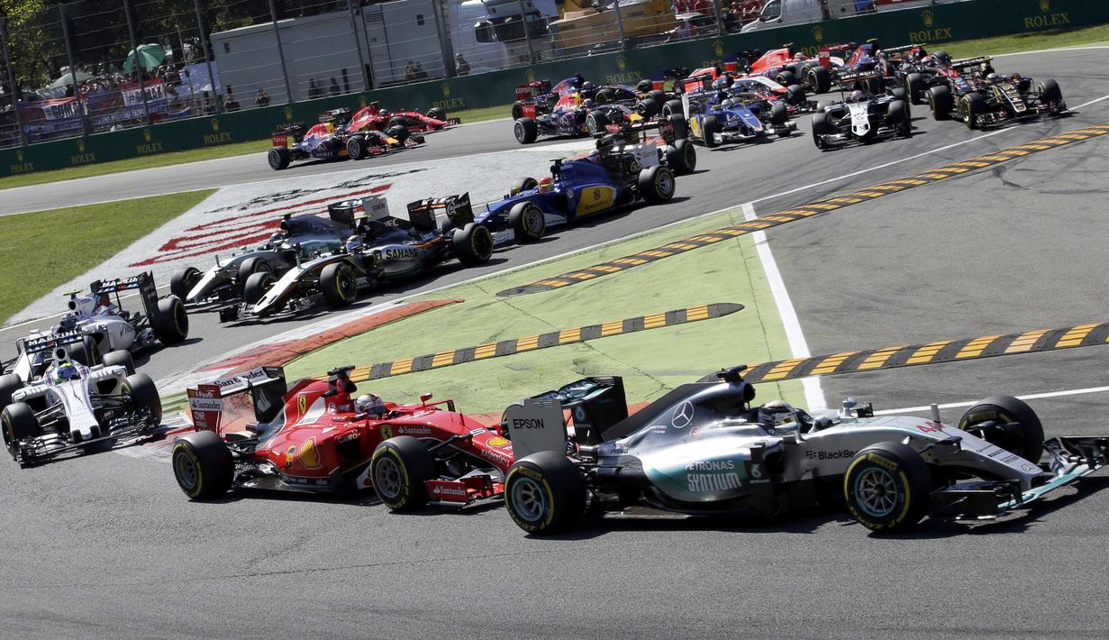 Lewis Hamilton memimpin lomba sejak start di Sirkuit Monza, Minggu (6/9/2015). (Reuters/Max Rossi)