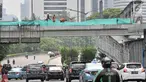 Suasana lalu lintas saat pekerja membongkar jembatan penyeberangan orang (JPO) Tosari, Jakarta, Minggu (16/12). Pembongkaran JPO Tosari ditergetkan selesai pada 20 Desember 2018. (Merdeka.com/Iqbal Nugroho)