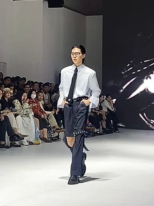 Devon Kei Enzo Kembali Memukau di Dunia Mode Indonesia JFW 2025, Tampil bak Pangeran Nusantara hingga Oppa Korea