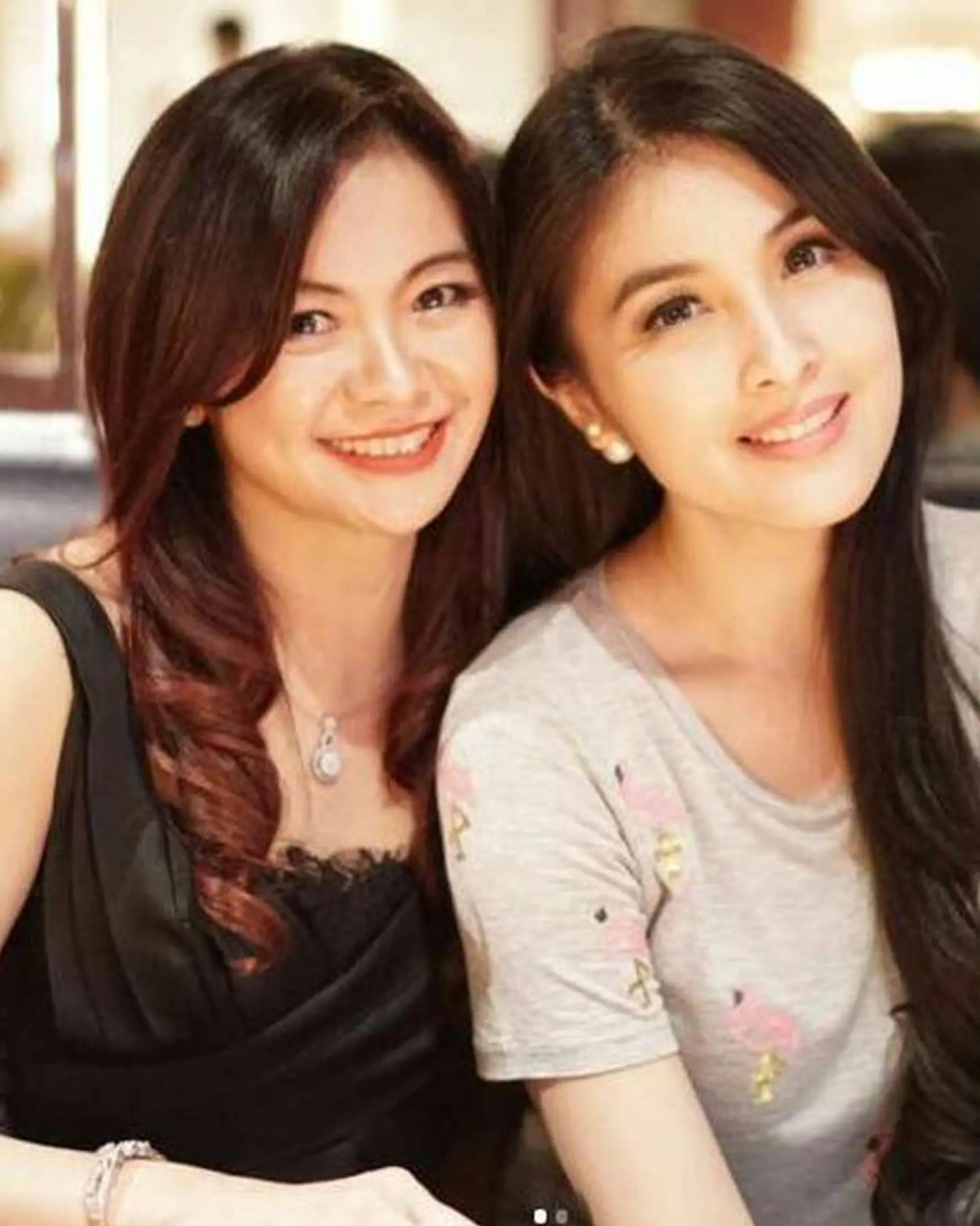 Tante Puspa Dewi tersenyum saat berpose dengan aktris Sandra Dewi. (Instagram/@puspadewihc)