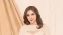 Jessica Iskandar sendiri memilih mengenakan bra top, cut out long sleeve top, dan maxi skirt serba cream. [@fdphotography90].