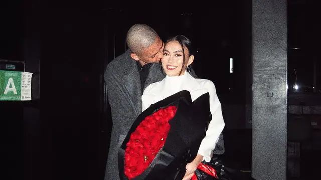 Gaya Bucin Agnez Mo dan Adam Rosyadi Rayakan Anniversary ke-4, Tampil Cantik dengan Wajah Glowing Saat Dapat Hand Bouquet Mawar