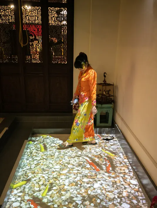 Seorang wanita mengunjungi Museum Peranakan Phuket di Phuket, Thailand, pada 12 September 2020. Museum ini menampilkan sejarah dan budaya Peranakan melalui berbagai koleksi benda pameran dan teknologi. (Xinhua/Zhang Keren)