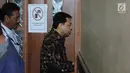Terdakwa dugaan korupsi proyek E-KTP Setya Novanto berjalan keluar usai mengikuti sidang lanjutan di Pengadilan Tipikor, Jakarta, Rabu (20/12). Sidang beragendakan pembacaan eksepsi dakwaan oleh kuasa hukum Setya Novanto. (Liputan6.com/Helmi Fithriansyah)