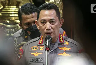 Kapolri Jenderal Listyo Sigit Prabowo menyampaikan keterangan saat jumpa pers di Mabes Polri, Jakarta, Kamis (4/8/2022). Kapolri Jenderal Listyo Sigit Prabowo bakal mengeluarkan TR khusus untuk memutasi sejumlah polisi yang diduga melanggar kode etik terkait penanganan kasus tewasnya Brigadir J. (Liputan6.com/Faizal Fanani)