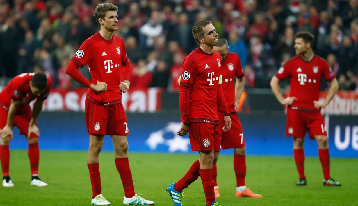 Pemain Muenchen, Thomas Muller dan Philipp Lahm terlihat sedih usai pertandingan melawan Atletico Madrid di semifinal Liga Champions di Allianz Arena (4/5). Atletico melaju ke final dengan aggregat gol tandang. (Reuters/Kai Pfaffenbach)