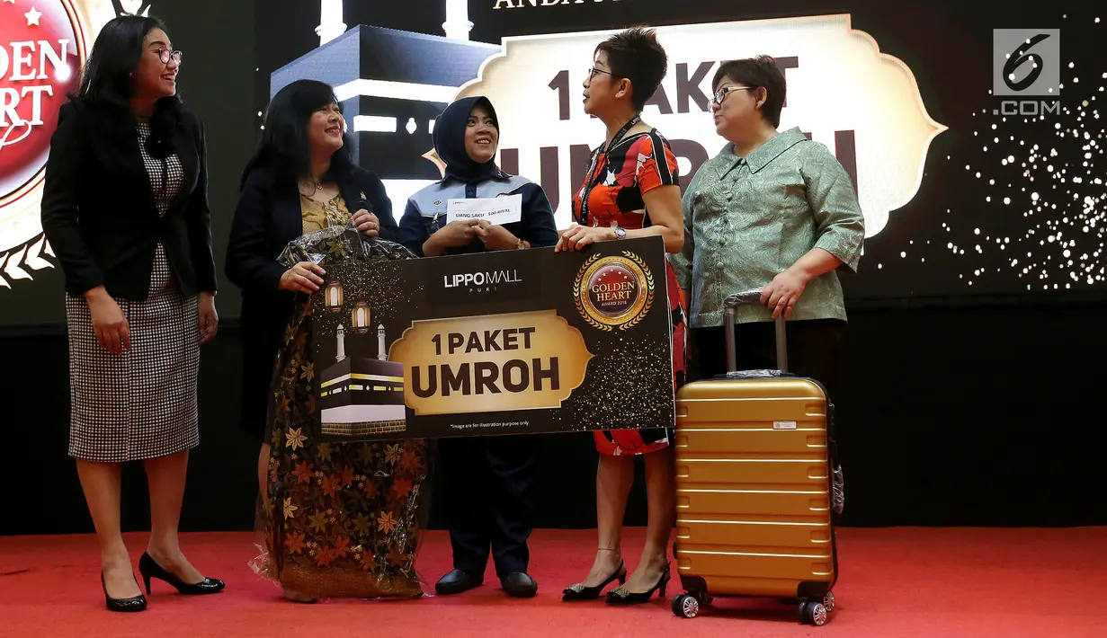 Karyawan Susanti berbincang dengan jajaran manajemen usai menerima apresiasi berupa paket umroh pada acara Golden Heart Award di Lippo Mall Puri, Jakarta, Rabu (13/3). (Liputan6.com/Fery Pradolo)