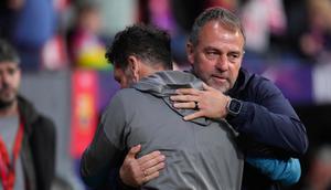 Pelatih Barcelona, Hansi Flick, memeluk pelatih Atletico Madrid, Diego Simeone, dalam laga leg kedua semifinal Copa del Rey 2024/2025 di Metropolitano, Kamis (03/04/2025) dini hari WIB. (AP Photo/Manu Fernandez)