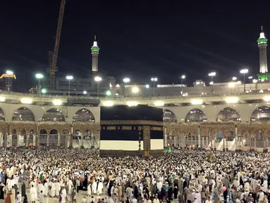 Umat muslim mengelilingi Kabah saat melakukan ibadah haji di Masjidil Haram, Mekah, Arab Saudi (28/8). Umat Muslim dari berbagai negara setiap tahunnya melaksanakan ibadah haji pada tanggal 8-12 Dzulhijjah. (AP Photo / Khalil Hamra)