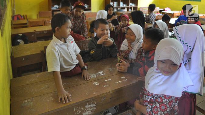 Mukhlis Abdul Holik (8) bersama teman-temannya di SDN 10 Cibadak Sekarwangi, Sukabumi, Kamis (15/11). Putra keempat pasangan Dandan Hamdani (52) dan Pipin (48) ini masih duduk di bangku kelas 3 SD. (Merdeka.com/Arie Basuki)