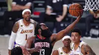 Pebasket Houston Rockets, James Harden, berusaha memasukkan bola saat melawan Los Angeles Lakers pada gim kelima semifinal wilayah barat, Minggu (13/9/2020). Lakers menang dengan skor 119-96. (AP Photo/Mark J. Terrill)