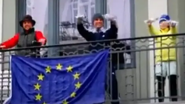 PT di jerman latih warga olahraga lewat balkon