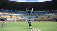 Persib saat berlatih di Stadion GBLA. (Muhammad Faqih/Bola.com)