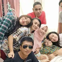 Dunia hiburan Tanah Air kembali berduka. Renita Sukardi, telah meninggal dunia pada Senin (10/4/2017) pukul 08.00 WIB di Rumah Sakit Cipto Mangunkusumo (RSCM), Jakarta Pusat. Rasa sakit yang dirasakan Renita pun kini sirna sudah. (Instagram/irensukardi)