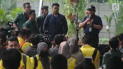 Penyidik KPK Novel Baswedan menemui puluhan mahasiswa yang sedang menggelar aksi di lobi Gedung Merah Putih KPK, Jakarta, Kamis (12/9/2019). Aksi dilakukan sebagai bentuk penolakan terhadap perubahan Undang-undang Komisi Pemberantasan Korupsi atau revisi UU KPK. (merdeka.com/Dwi Narwoko)