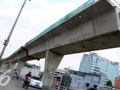 Proyek pembangunan jalan layang khusus bus Transjakarta Tandean-Ciledug, Jakarta, Selasa (13/9). Proyek sepanjang 9,3 kilometer ini ditargetkan rampung pada akhir 2016 mendatang. (Liputan6.com/Helmi Afandi)