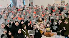 Oki Setiana Dewi membagikan momen indah di hari ulang tahunnya. Kakak dari Ria Ricis itu menceritakan bahwa di hari yang bertepatan dengan hari Jumat itu berjalan seperti biasa. Tidak ada yang spesial, karena hari Jumat adalah hari full mengajar dari pagi hingga magrib. (Liputan6.com/IG/@okisetianadewi)