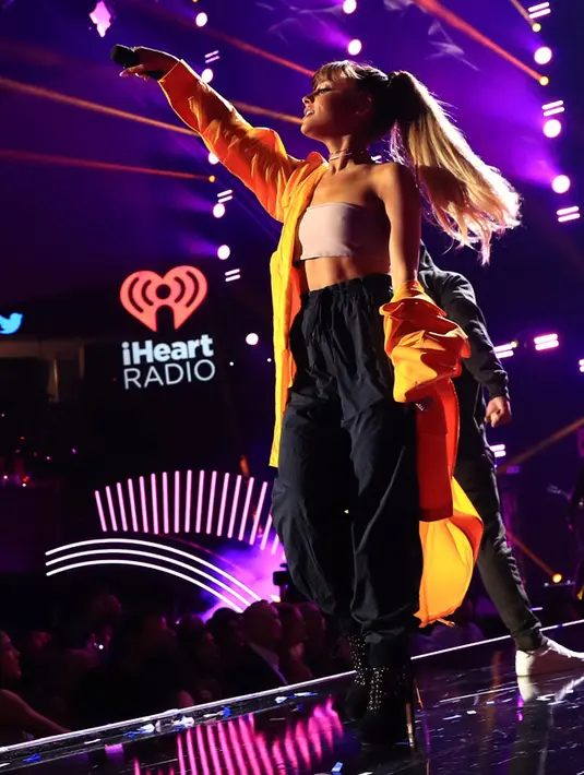 Melansir BBC.com, Ariana telah kembali ke Boca Raton, Florida. Tiba di bandara, ia pun disambut sang  ibu dan kekasih hatinya, Mac Miller. Rasa sedih tentunya masih dirasakan Ariana Grande. (AFP/Bintang.com)