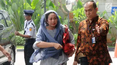 Istri muda Bupati Bengkulu Selatan Dirwan Mahmud, Heni Dirwan tiba untuk diperiksa di Gedung KPK, Jakarta, Rabu (16/5). Empat orang diamankan di rumah pribadi Bupati Bengkulu Selatan Dirwan Mahmud terkait suap proyek. (Merdeka.com/Dwi Narwoko)