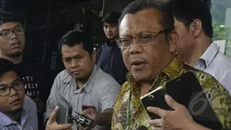 Kuasa hukum Sutan Bhatoegana, Eggi Sudjana, mendatangi gedung KPK di Jakarta, Kamis (26/3/2015). Kedatangan Eggi untuk mempertanyakan alasan di balik ketidakhadiran KPK dalam sidang praperadilan kliennya (Liputan6.com/Yoppy Renato)