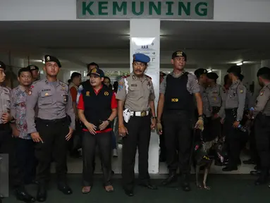 Aparat gabungan dari BNN, Polri, TNI dan Ditjen Imigrasi bersiap melakukan razia narkoba di Apartemen Kalibata City, Pancoran, Jakarta, Kamis (25/2). Razia ini digelar dalam rangka mengantisipasi maraknya peredaran narkoba. (Liputan6.com/Herman Zakharia)