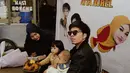 Usung konsep berbeda di hari jadi pernikahannya yang ketiga, spanduk anniversary juga didesain unik dengan gambar ayam dan beberapa menu di warung pecel lele biasanya. Bukan kue tart, sajian di perayaan anniversary pernikahan Atta dan Aurel Hermansyah adalah ayam goreng satu ekor. Dilihat dari suasananya digelar di malam hari, ekspresi dua cucu Anang Hermansyah ini sukses bikin gemas. (Liputan6.com/IG/@attahalilintar)