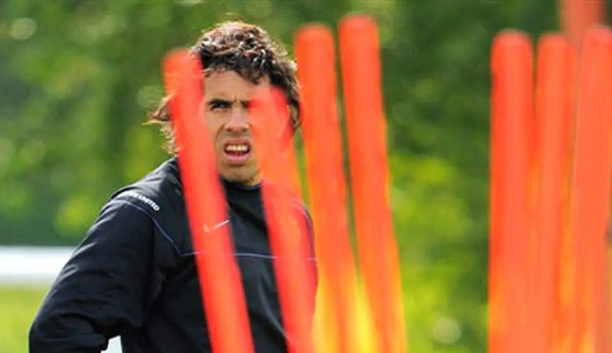 Striker Manchester United asal Argentina, Carlos Tevez menjalani latihan di Carrington, pusat latihan MU pada 20 Mei 2009, jelang persiapan final Liga Champions menghadapi Barcelona di Roma, Italia. AFP PHOTO/ANDREW YATES