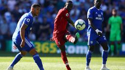 Aksi Sadio Mane melepaskan umpan pada laga lanjutan Premier League yang berlangsung di Stadion Millenium, Cardiff, Minggu (21/4). Liverpool menang 2-0 atas Cardiff City. (AFP/Geoff Caddick)