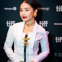 Penampilannya dipermanis dengan beberapa aksesori emas seperti bros, kalung dan anting dari Tulola.  [Instagram/@prillylatuconsina96]