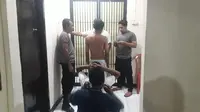 Foto: Para pelaku pemerkosaan saat dimasukan ke sel tahanan Polres Flotim (Lipitan6.com/Ola Keda)