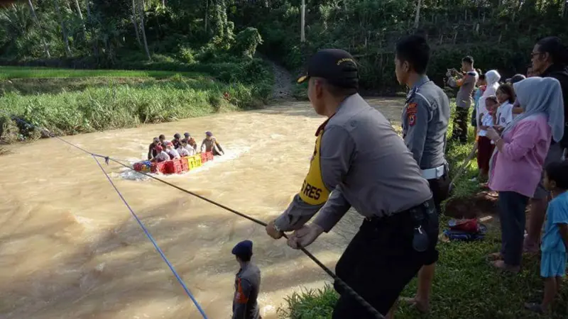 Polisi membuatkan rakit khusus untuk pelajar di Sinjai, Sulawesi Selatan (Fauzan/Liputan6.com)
