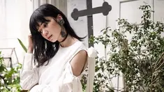 Wanita lulusan Fakultas Ekonomi Binus University sering menggunakan busana dengan warna putih. Blouse dengan lengan terbuka, membuat wanita gaya wanita 31 tahun ini terlihat trendi.  (Liputan6.com/IG/@laurabas)