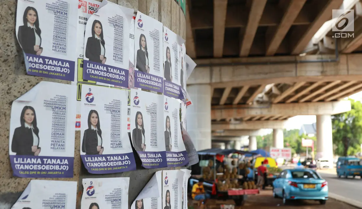 Alat peraga kampanye calon legislatif menempel di sepanjang tiang penyangga Jalan Tol Desari, Jakarta, Kamis (25/4). Meskipun Pemilu serentak telah selesai, namun masih banyak APK yang terdapat di sejumlah sudut Ibukota dan menjadi sampah visual. (Liputan6.com/Immanuel Antonius)