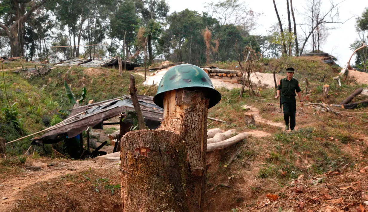 Tentara Kemerdekaan Kachin berjalan di garis depan di Gunung Hpalap, negara bagian Kachin, Myanmar, 17 Maret 2018. Selain etnis Rohingya, perang saudara juga terjadi antara tentara Myanmar dengan etnis Kachin. (AP Photo/Esther Htusan)