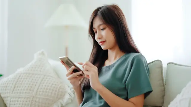 Seseorang memakai smartphone
