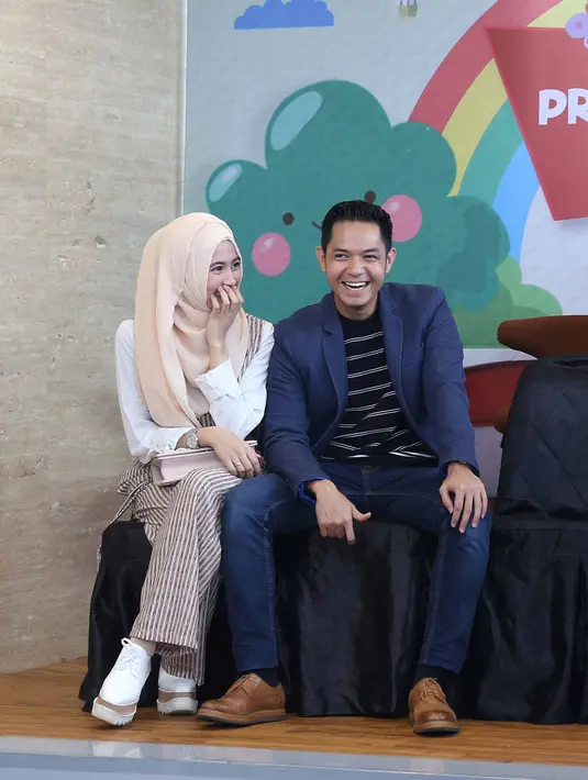 Dude Harlino optimis para pemain depan berpeluang bisa mencetak gol. Seperti Boaz, Andik, Lilipaly dan lainnya. Meski ia memprediksi Indonesia menang tipis. (Nurwahyunan/Bintang.com)