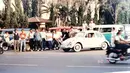 Nongkrong sore di Gedung Sate ala penggemar VW dari Volkswagen Club Bandung pada tahun 1990. Anak-anak gaul Bandung nih! (Source: Instagram/@paijo_custom via Intagram/@groupotomotif1990)