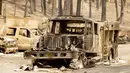 Sebuah mobil pemadam kebakaran hangus terbakar saat kebakaran Dixie di pusat Kota Greenville, California, Amerika Serikat, 5 Agustus 2021. Kebakaran Dixie memaksa penduduk untuk melarikan diri. (JOSH EDELSON/AFP)