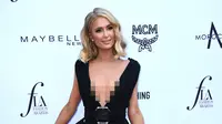 Aktris Paris Hilton berpose saat menghadiri The Daily Front Row ke-4 Annual Fashion Los Angeles Awards di Beverly Hills Hotel, California, AS (8/4). Paris Hilton tampil cantik dan seksi mengenakan gaun berwarna hitam. (AFP Photo/Neilson Barnard)