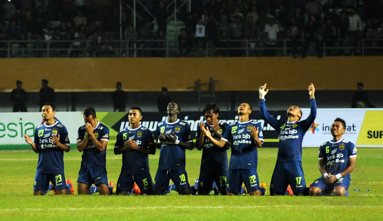 Sejumlah pemain Persib Bandung berdoa saat laga adu penalti melawan Persipura Jayapura di Stadion Gelora Sriwijaya, Palembang, (7/11/2014). (Liputan6.com/Helmi Fithriansyah)