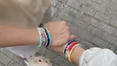 Pasangan yang terpaut usia 9 tahun ini tampil kompak dengan mengenakan gelang Taylor Swift. Swifties (nama penggemar Taylor Swift) ramai-ramai membuat gelang ini untuk memeriahkan konser The Eras Tour. Tren gelang yang disebut gelang persahabatan tersebut terinspirasi dari salah satu lagu Taylor Swift yang rilis tahun 2022 berjudul You're on Your Own, Kid dari album Midnights. (Liputan6.com/IG/@citraciki)