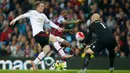 Kapten Manchester United, Wayne Rooney berusaha melewati hadangan pemain Aston Villa, Leandro Bacuna pada laga Liga Inggris di Stadion Villa Park, Inggris, Jumat (14/8/2015). MU berhasil menaklukan Villa 1-0. (Reuters/Andrew Couldridge)