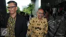 Hakim PN Jakarta Utara Sahlan Effendi (kiri) meninggalkan Gedung KPK usai menjalani pemeriksaan, Jakarta, Jumat (22/7). Sebanyak empat Hakim PN Jakarta Utara diperiksa sebagai saksi atas tersangka Samsul Hidayatullah. (Liputan6.com/Helmi Afandi)