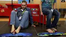 Peserta saat berlatih untuk memecahkan permainan rubik dengan kaki pada Kejuaraan Rubik Eropa  di Praha , Republik Ceko , (15/7).Salah satu kompetisi Rubik terbesar ini diikuti lebih dari 500 peserta. (REUTERS / David W Cerny)