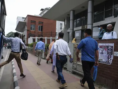 Pegawai pemerintah tiba di kantor lebih awal di Dhaka, Bangladesh, Rabu, 24 Agustus 2022. Sekolah-sekolah di Bangladesh akan tutup satu hari lagi setiap minggunya dan kantor-kantor pemerintah serta bank akan mempersingkat hari kerja mereka satu jam untuk mengurangi penggunaan listrik di tengah kekhawatiran kenaikan bahan bakar harga dan dampak perang Ukraina. (AP Photo/Mahmud Hossain Opu)