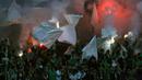 Aksi fans Saint-Etienne memberikan dukungan dengan menyalakan flare pada leg kedua Babak 32 besar Liga Europa di Geoffroy Guichard stadium, Saint-Etienne, (22/2/2017).  MU menang 1-0. (EPA/Etienne Laurent)